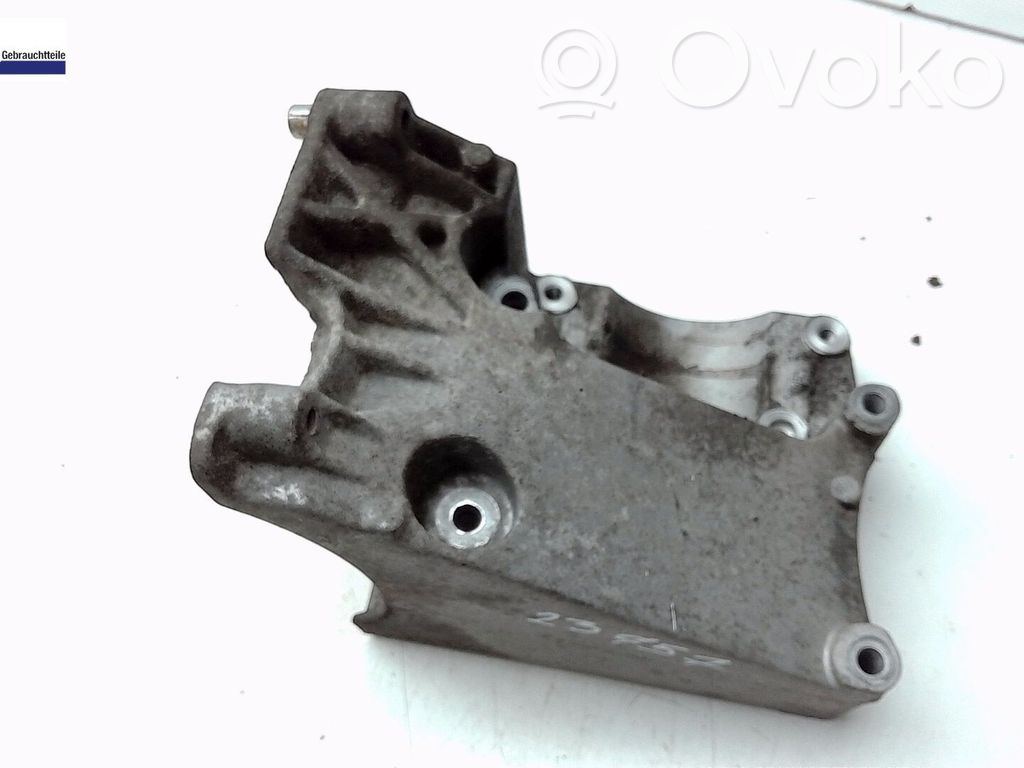 Ford Focus Ohjaustehostimen pumpun kannake 