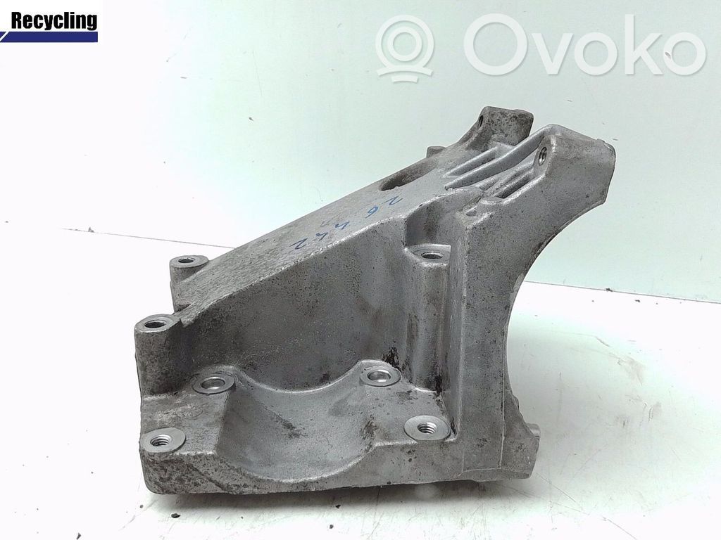 Ohjaustehostimen pumpun kannake   1325604