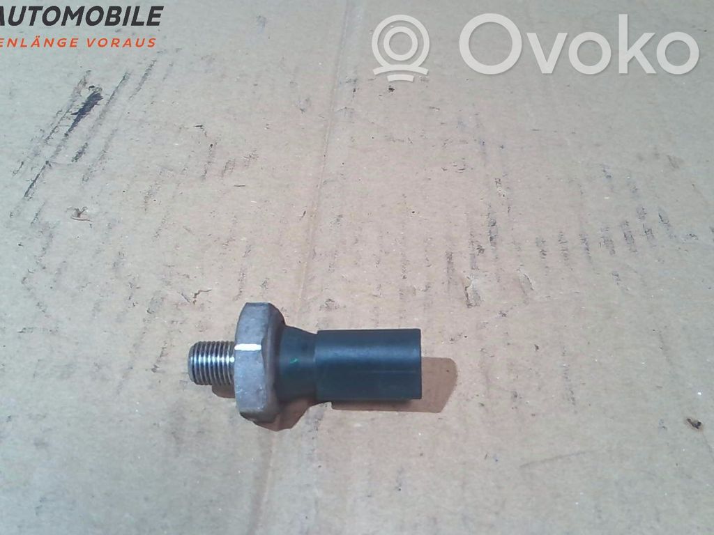 Volkswagen Polo IV 9N3 Czujnik ciśnienia oleju 