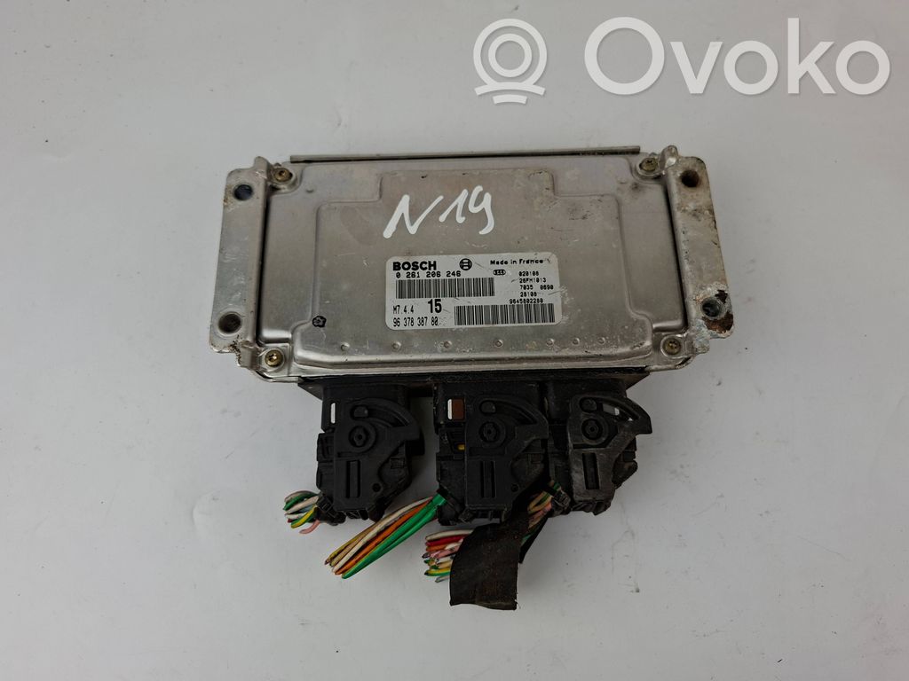 Volkswagen PASSAT B5.5 Engine control unit/module 