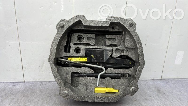 Peugeot 407 Tool set 