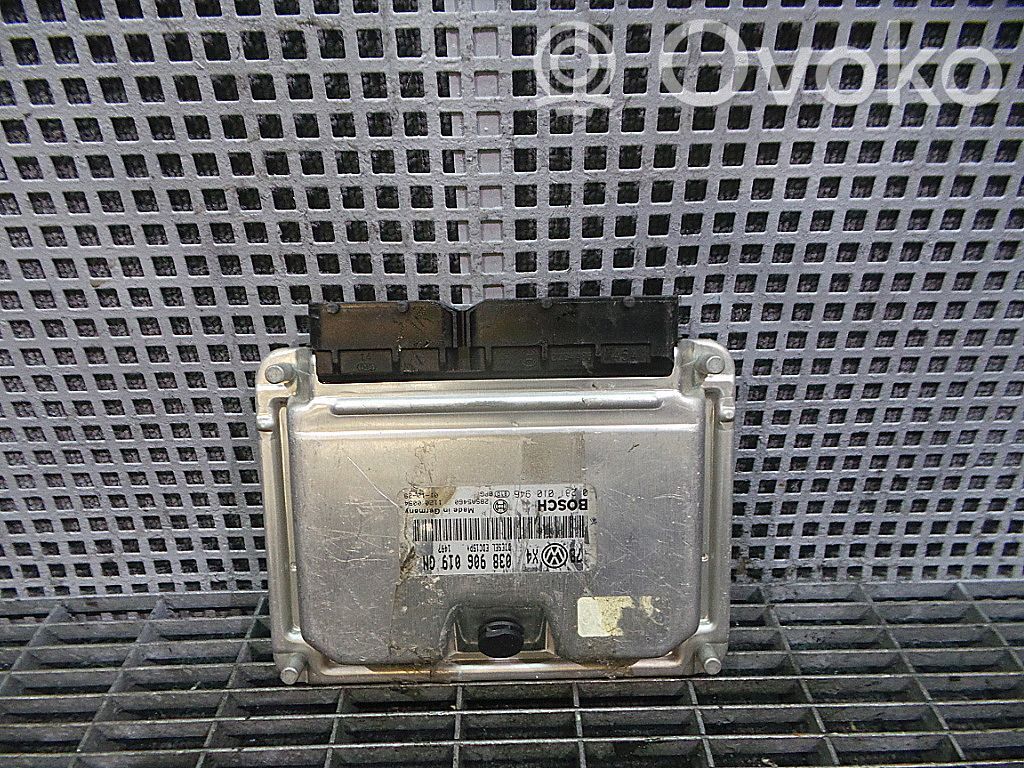 Volkswagen PASSAT B5.5 Engine control unit/module 
