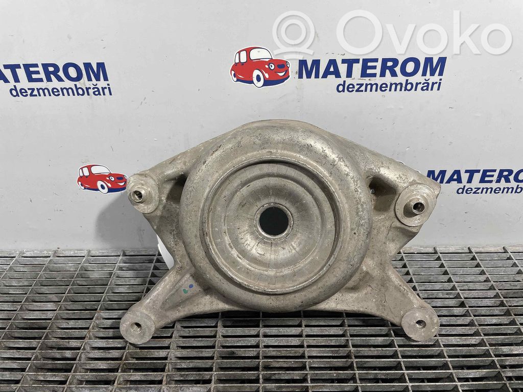 Audi A4 S4 B8 8K Ylempi etutukivarren kiinnitys 