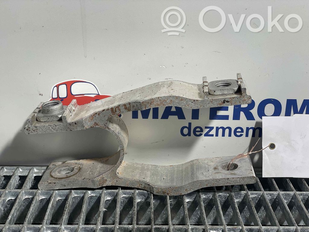 Moottorin kiinnikekorvake   32139936