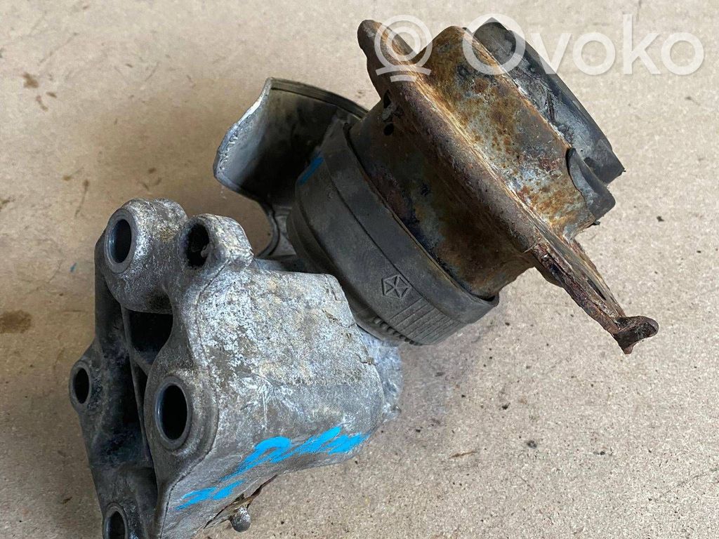 Engine mounting bracket   68275984AA