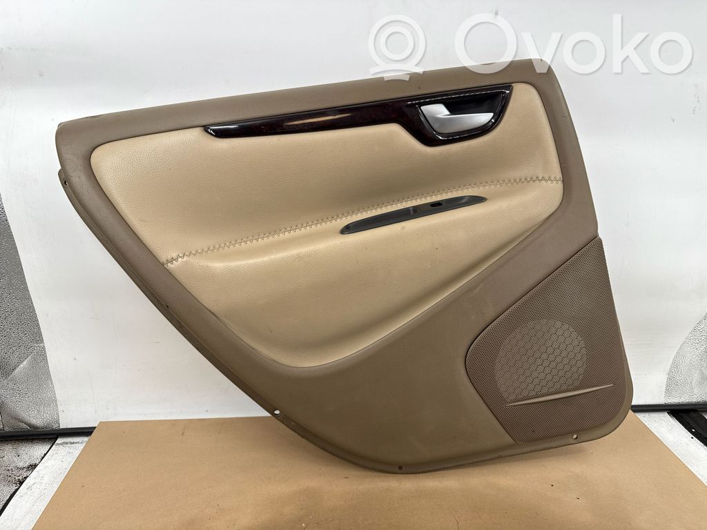 Volvo XC70 Takaoven verhoilu 