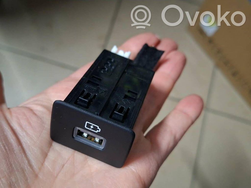 Dacia Sandero III Enchufe conector USB 
