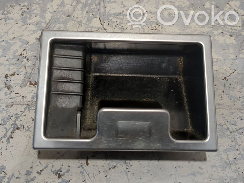BMW 5 E60 E61 Peleninė panelėje 