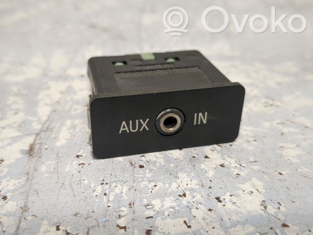 AUX in-socket connector   6986791