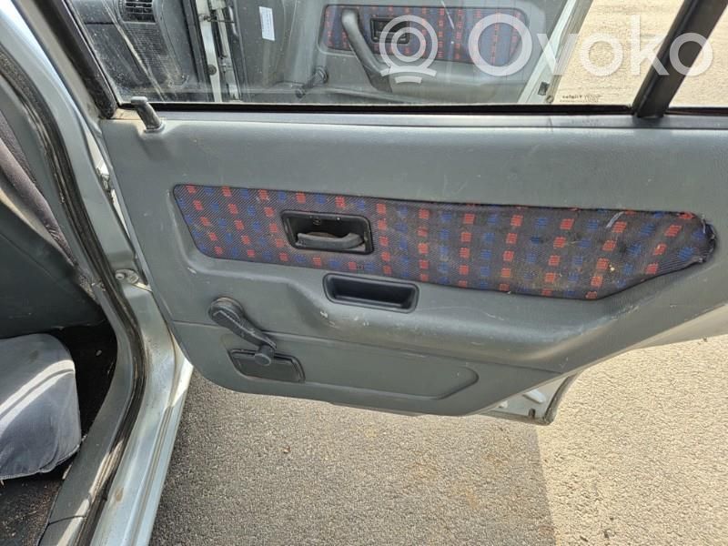 Renault Clio I Moldura del tarjetero de la puerta trasera 