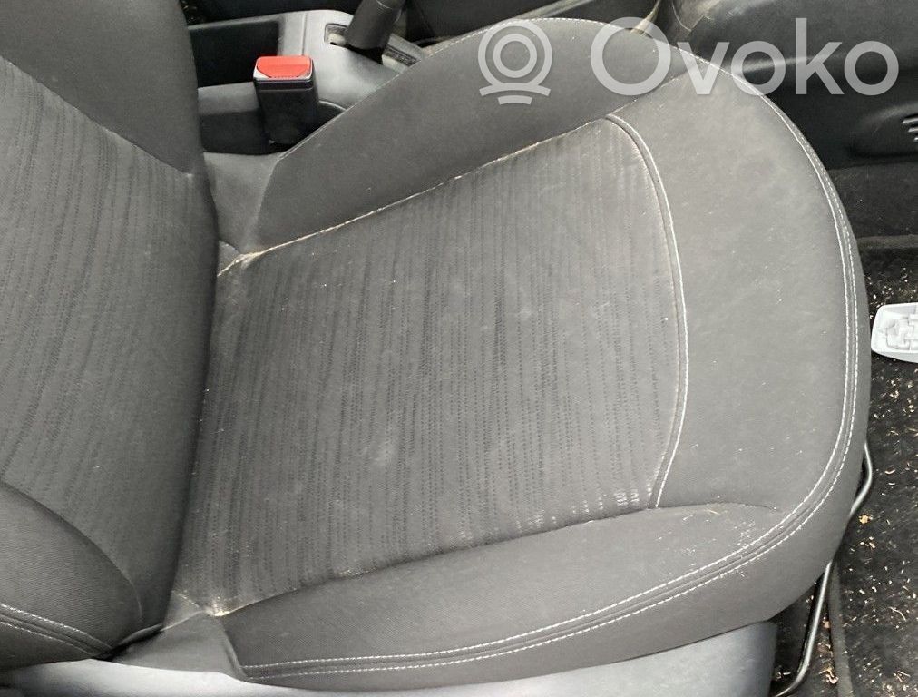 Peugeot 208 I Etumatkustajan istuin 