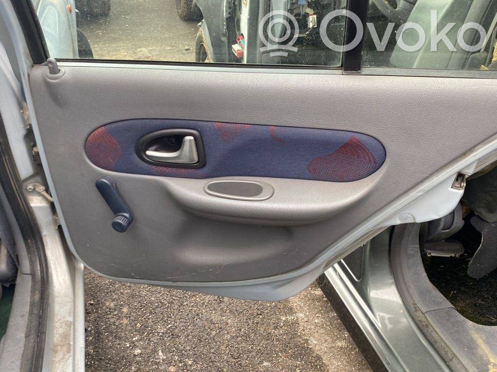 Renault Clio II Moldura del tarjetero de la puerta trasera 