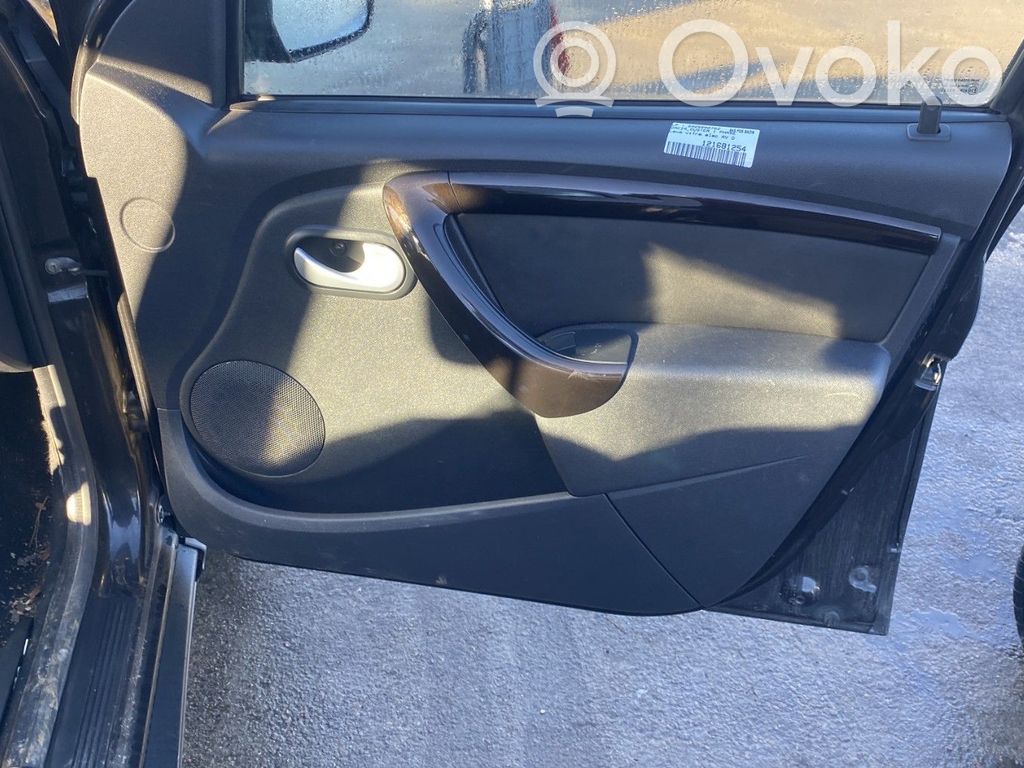 Dacia Duster Revestimiento de puerta delantera 