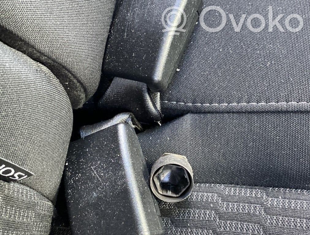 Peugeot 208 I Hebilla del cinturón de seguridad trasero 