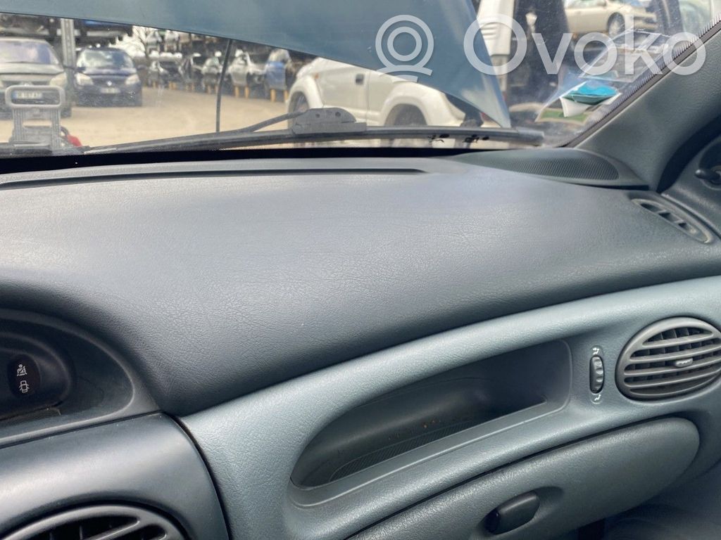 Renault Megane I Kojelauta 