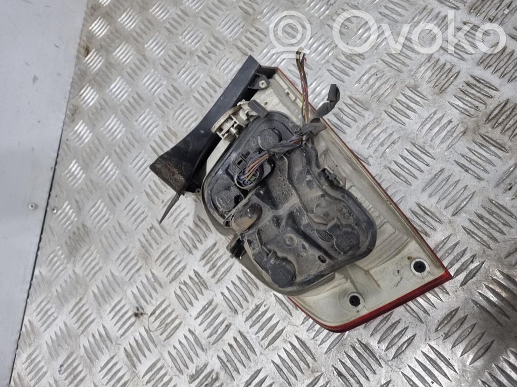 Lampa tylna   8E5945096