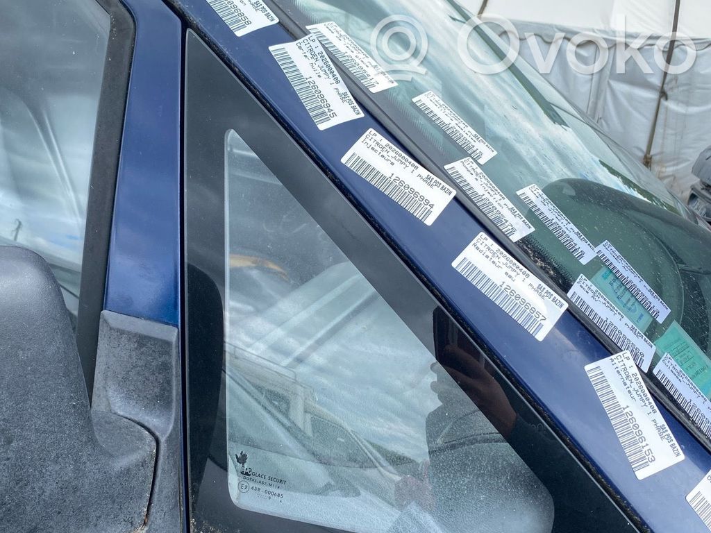 Front triangle window/glass   0000811667