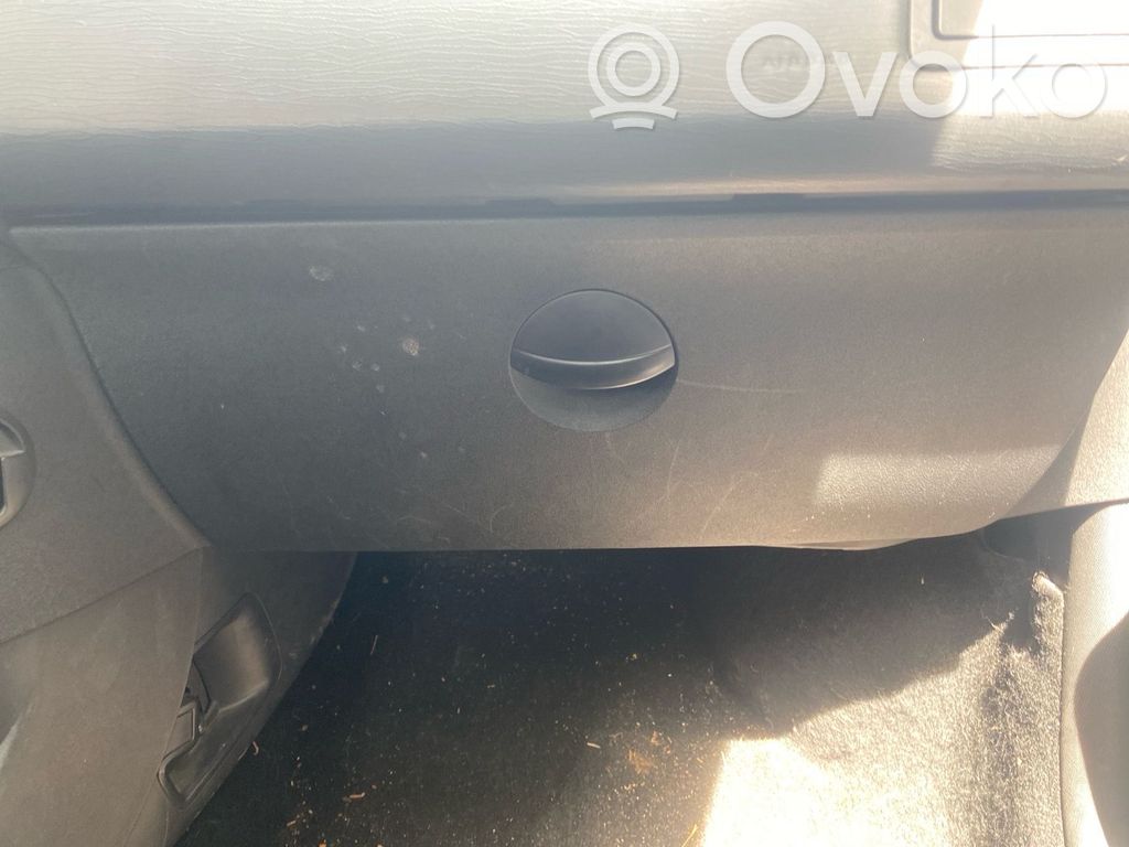 Citroen C4 I Hansikaslokerosarja