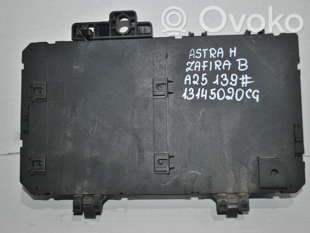 Opel Astra H Ramka / Moduł bezpieczników 