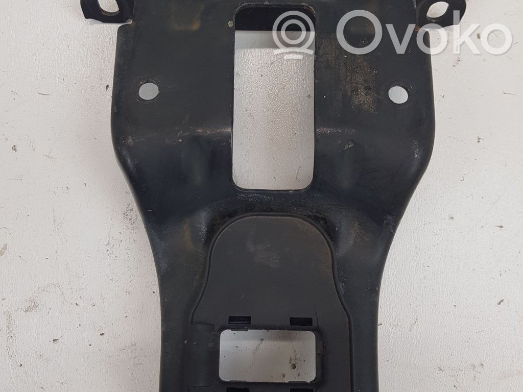 BMW 1 E82 E88 Kita variklio skyriaus detalė 