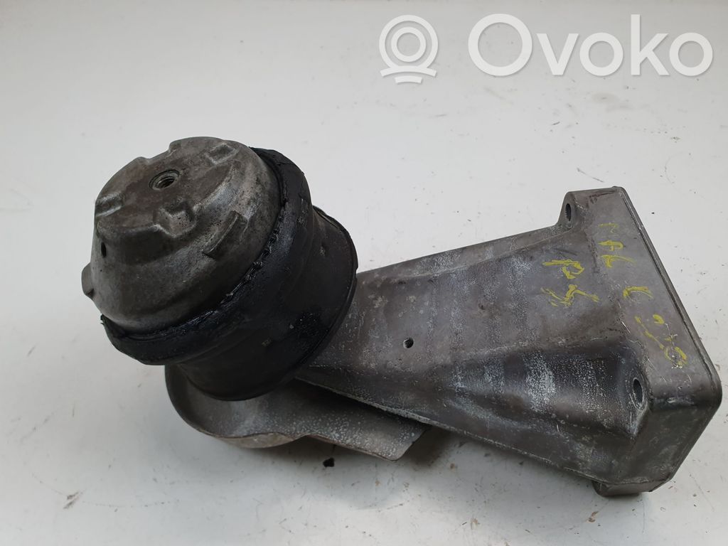 Mercedes-Benz C W203 Engine mounting bracket 