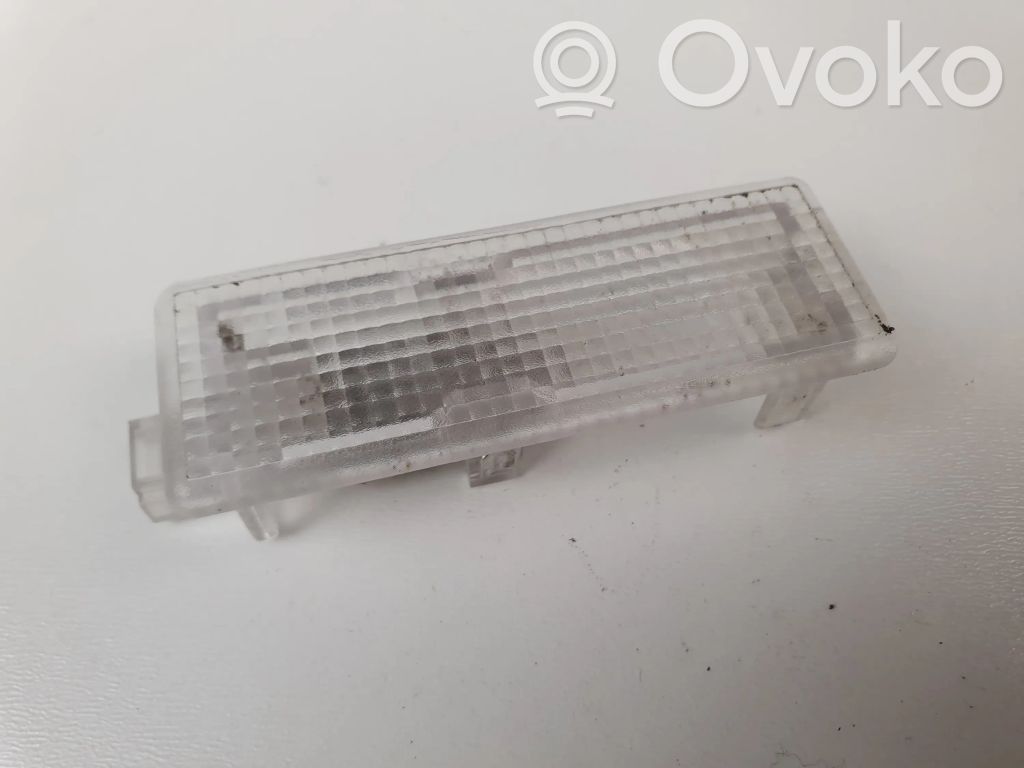 Luz interna puerta delantera