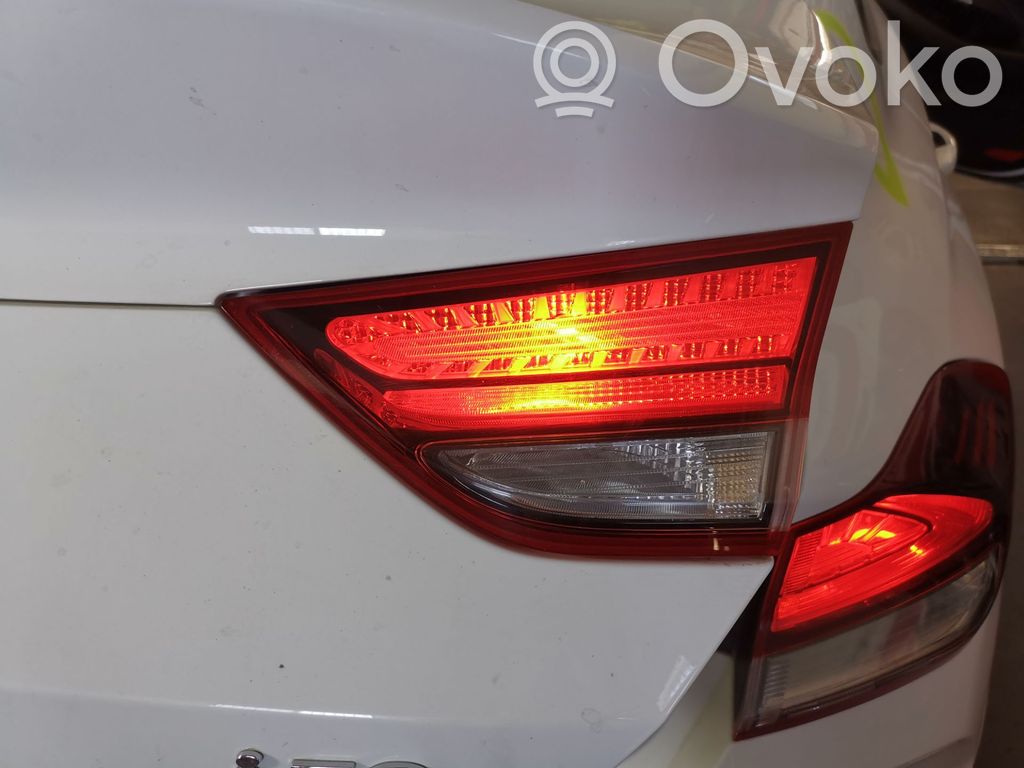 Hyundai i30 Aizmugurējais lukturis pārsegā 