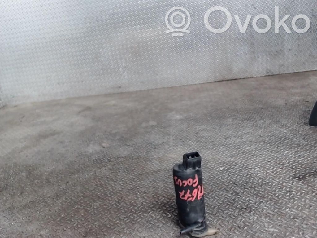Windscreen/windshield washer pump   1698640