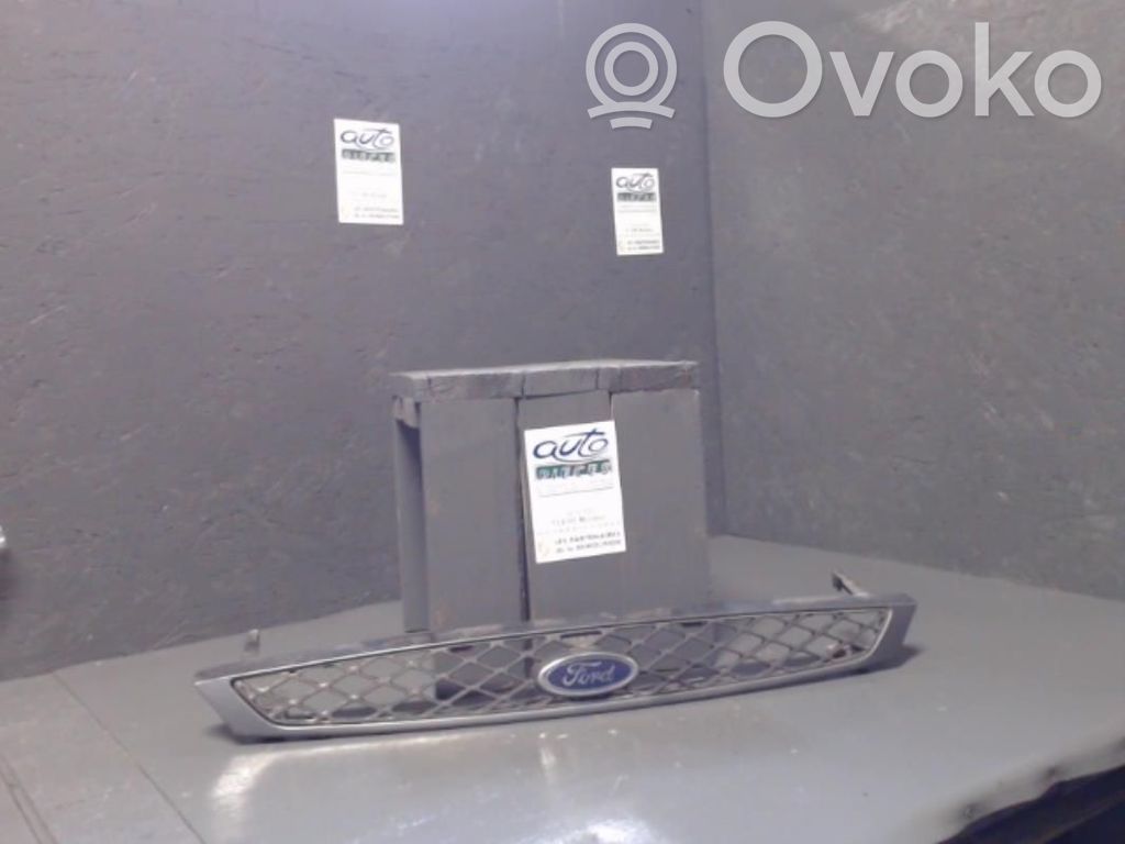 Ford Focus Front bumper upper radiator grill 