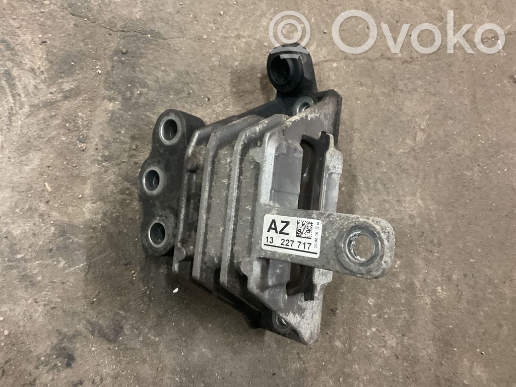 Opel Insignia A Engine mount bracket 