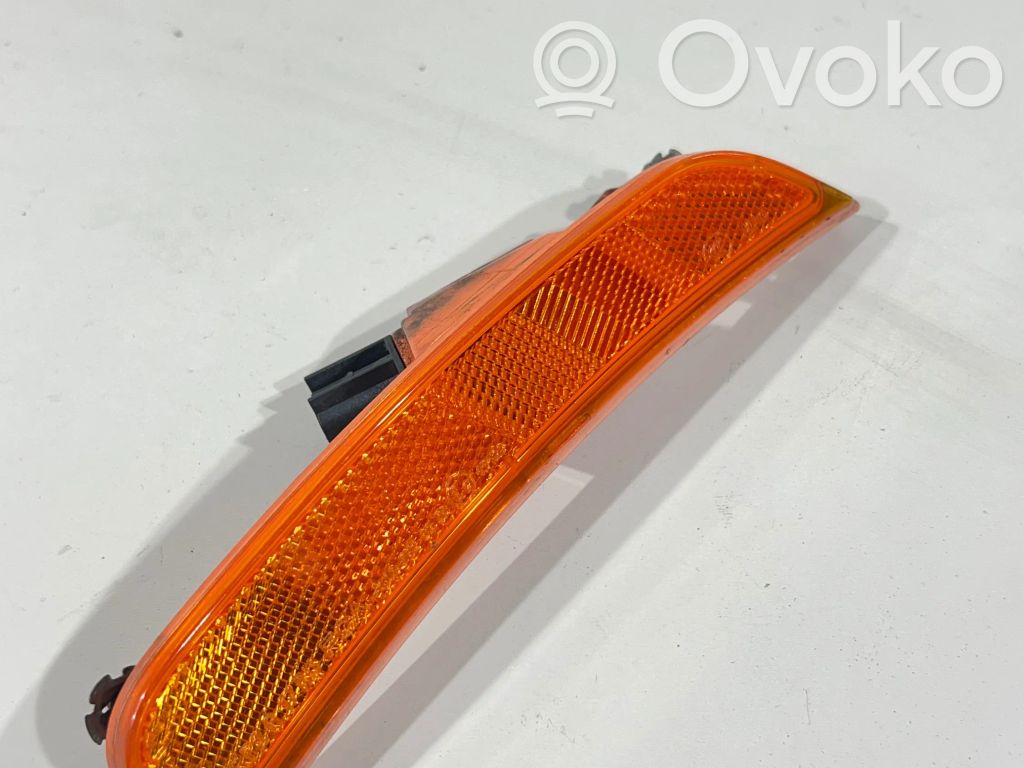 Chrysler Pacifica Front reflector 