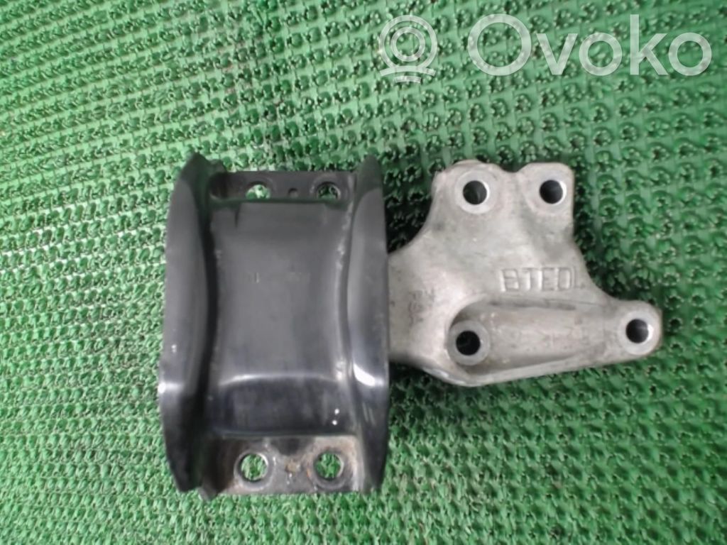 Peugeot 3008 I Engine mount bracket 