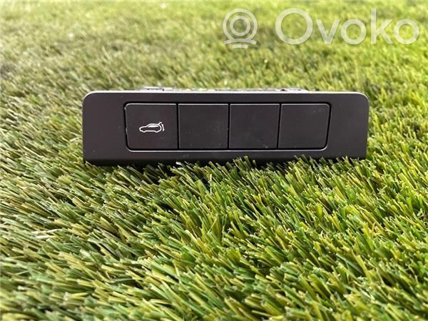 Mazda CX-30 Tailgate/trunk/boot open switch 