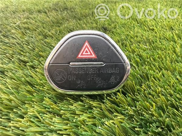 Opel Corsa E Botón interruptor de luz de peligro 