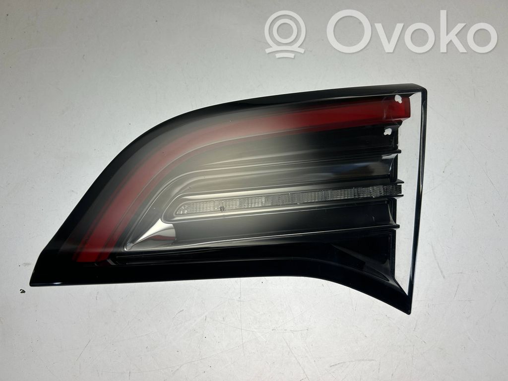 Tesla Model 3 Takaluukun takavalot 