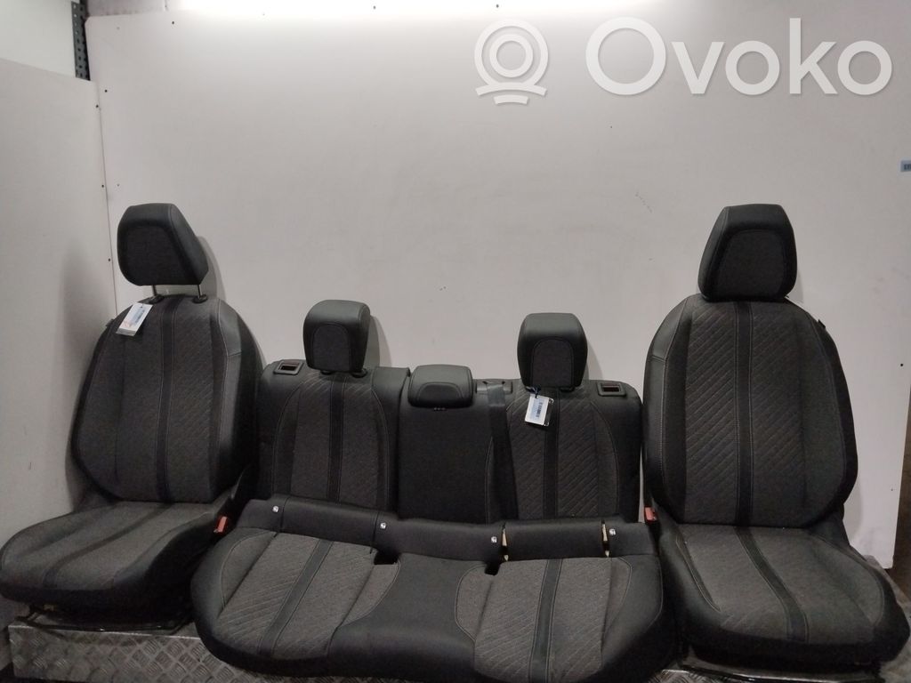 Peugeot 2008 II Sitze komplett 
