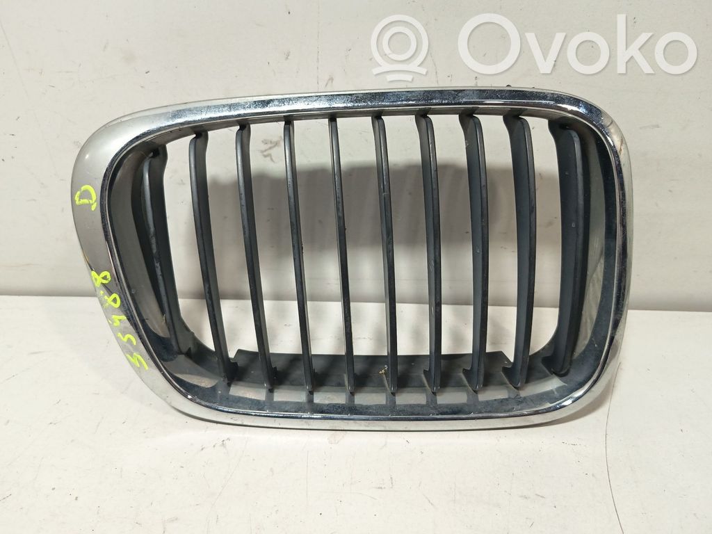 BMW 3 E36 Grotelės priekinės 
