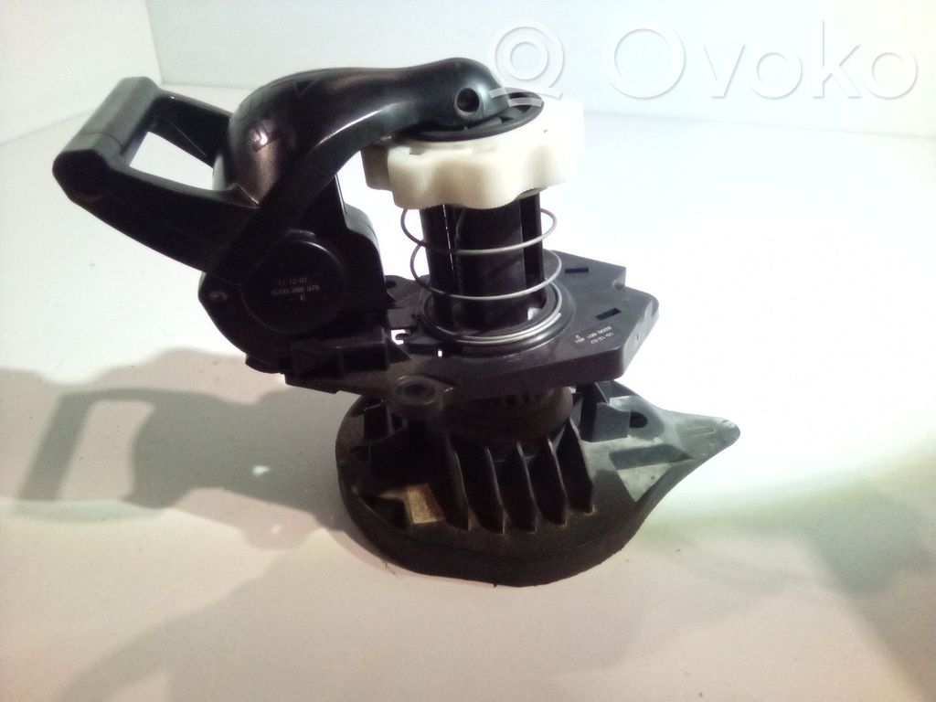 Renault Clio III Spare wheel mounting bracket 