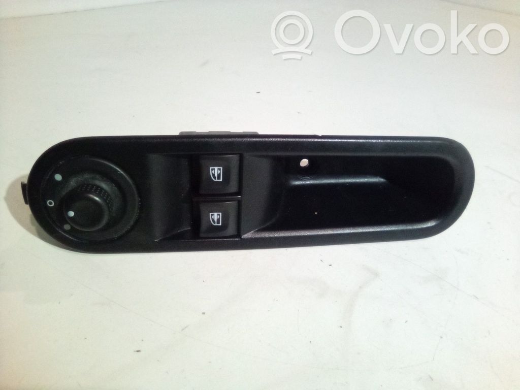 Renault Twingo III Electric window control switch 