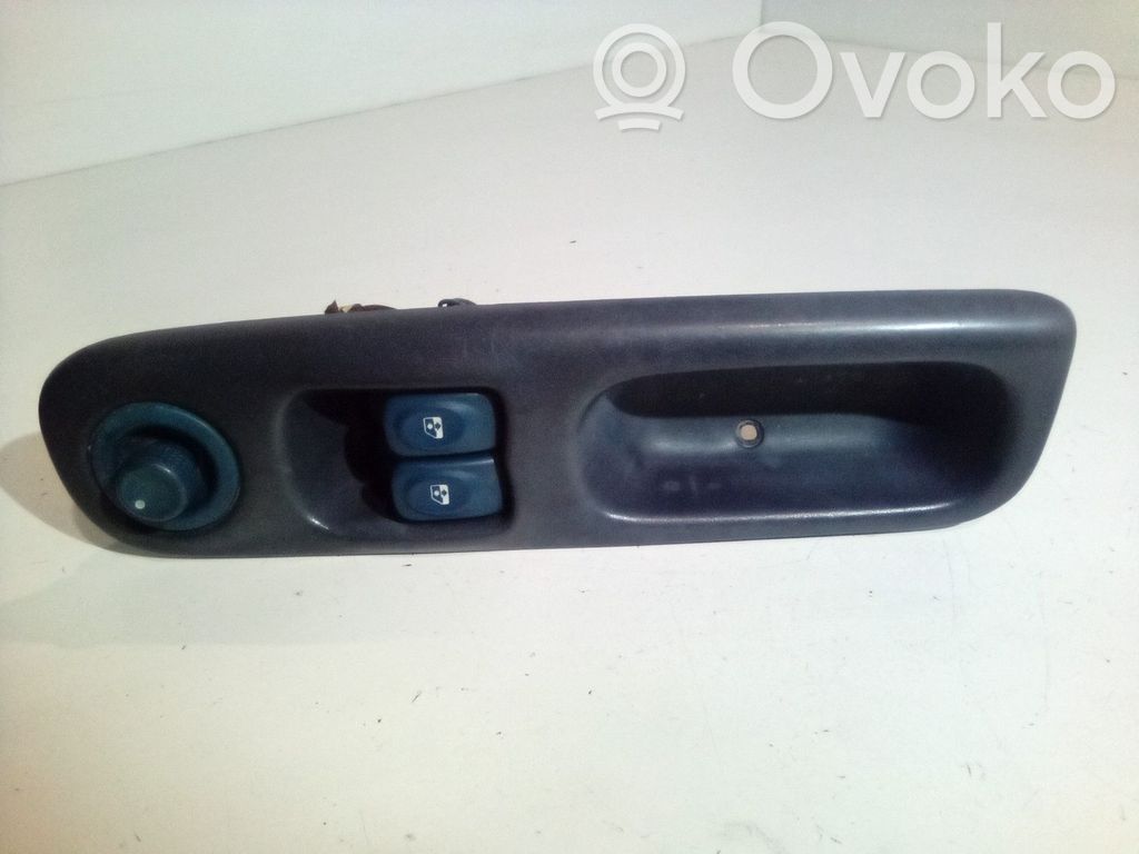 Renault Twingo I Electric window control switch 