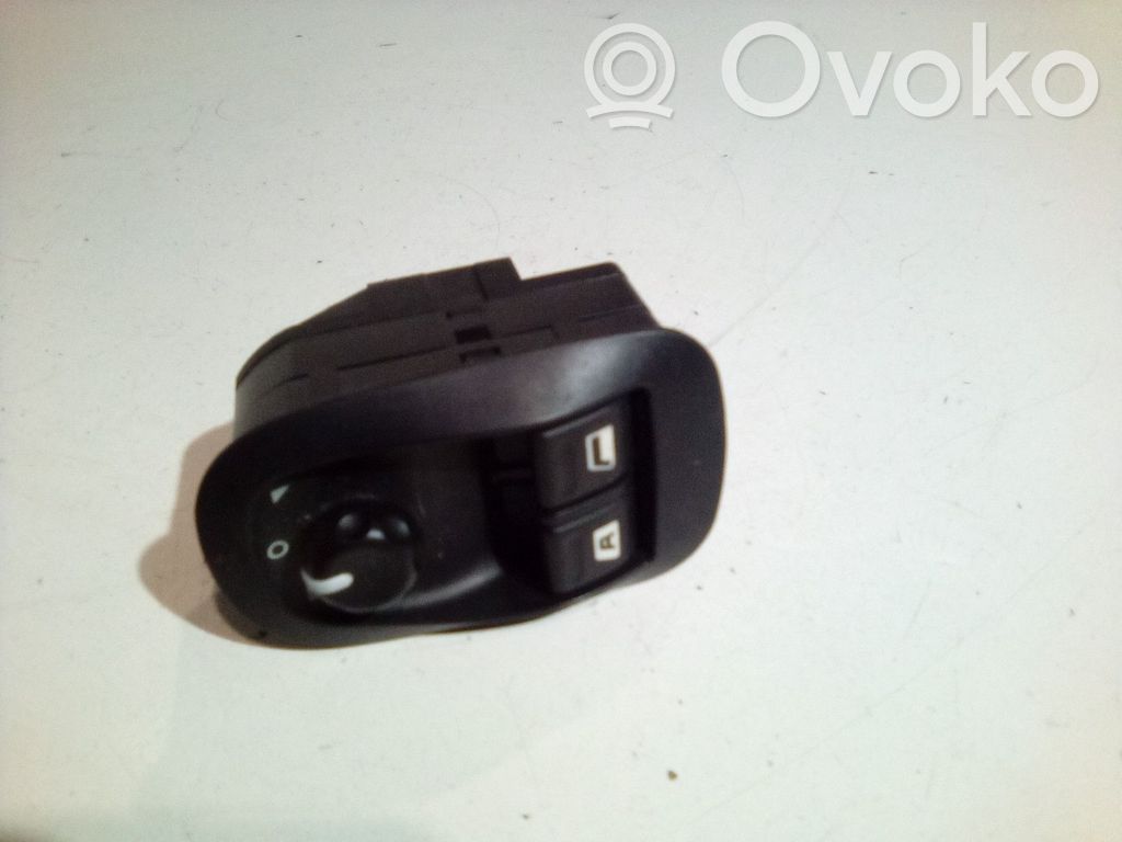 Peugeot 206 Electric window control switch 