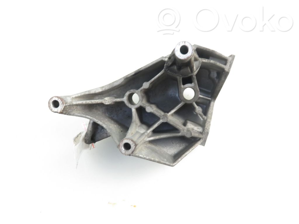 Engine mounting bracket   045199207,045199207