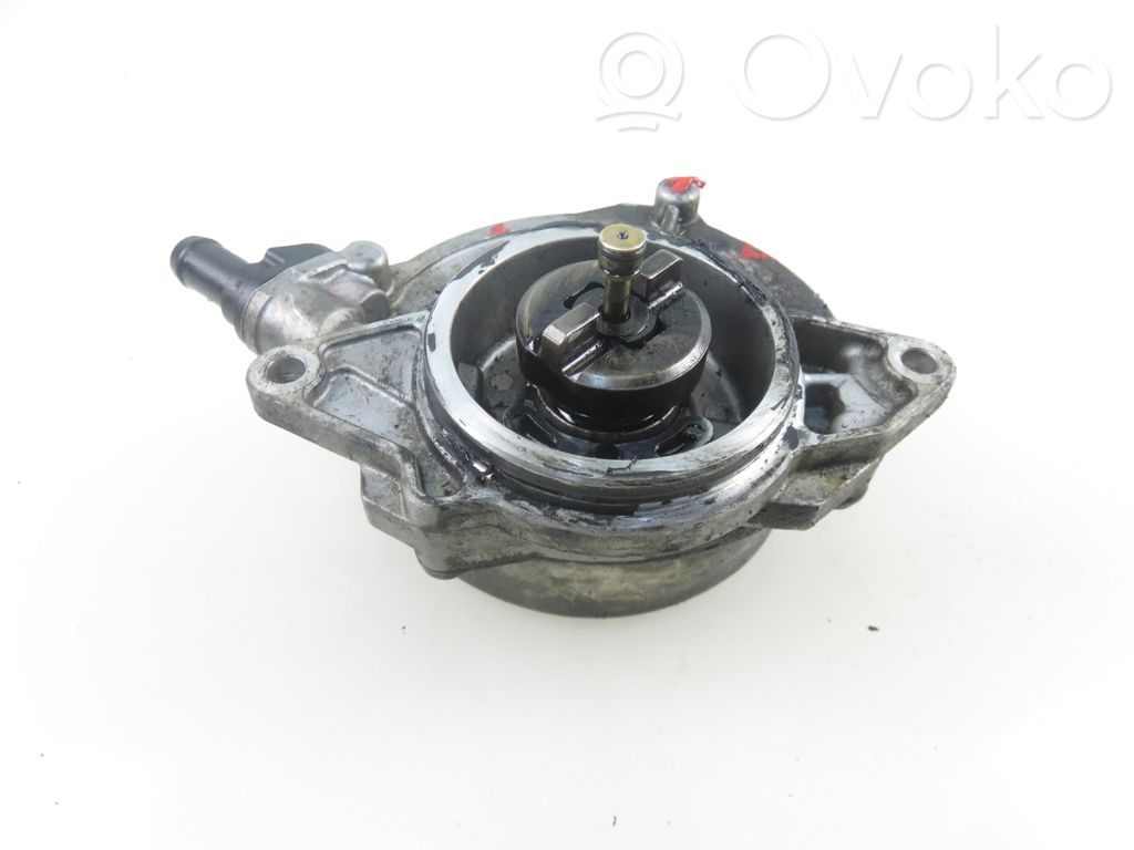 Volkswagen Touareg I Vacuum pump 
