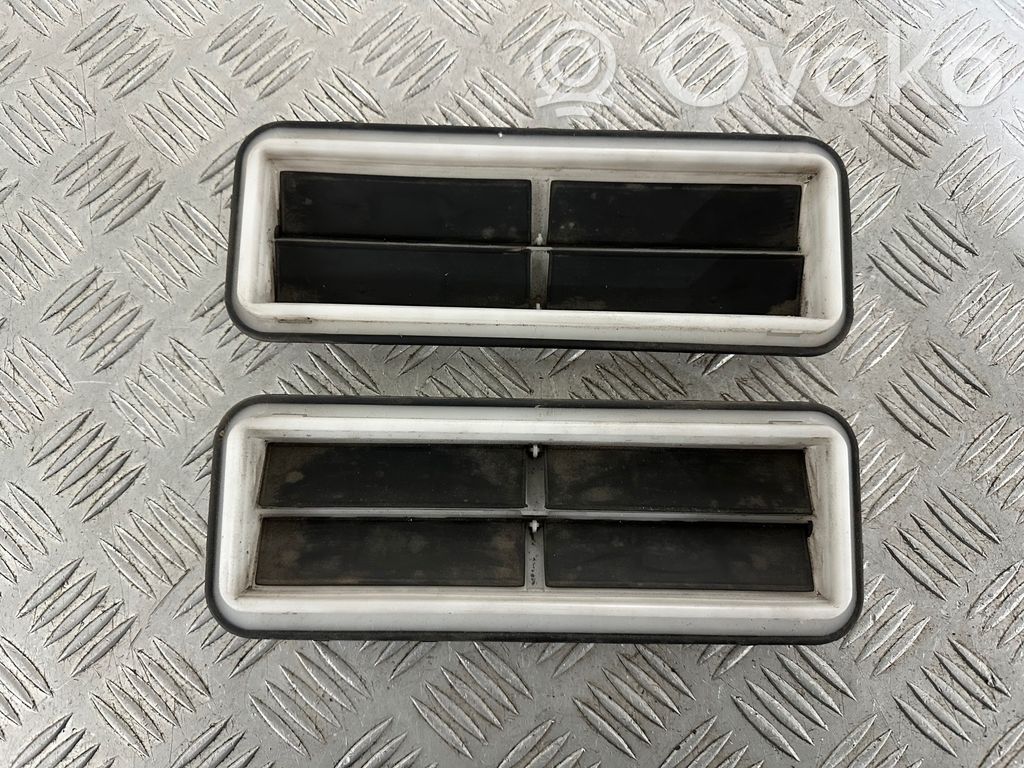 Quarter panel pressure vent   09177224