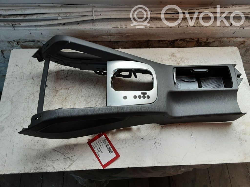 Volkswagen Golf V Center console 