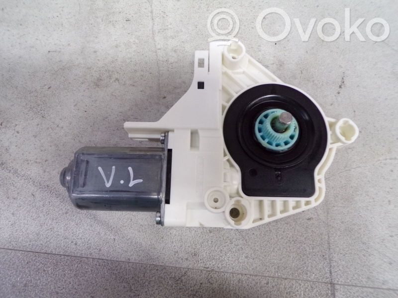 Silnik regulatora szyby drzwi przednich   8K0959801B,8K0959801B