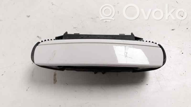Manecilla externa puerta trasera   8P0839885