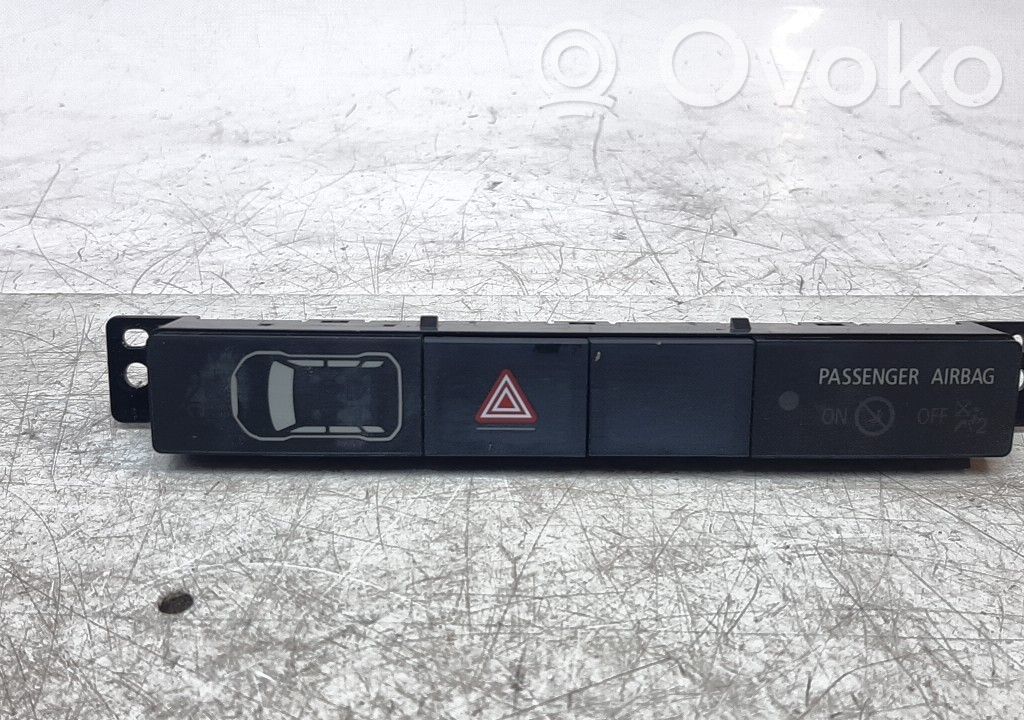 Mitsubishi L300, Cosmos Comutator lumini pericol 