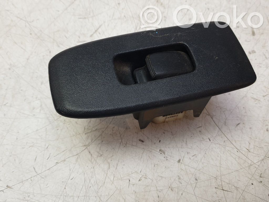 Interrupteur commade lève-vitre   MR445659