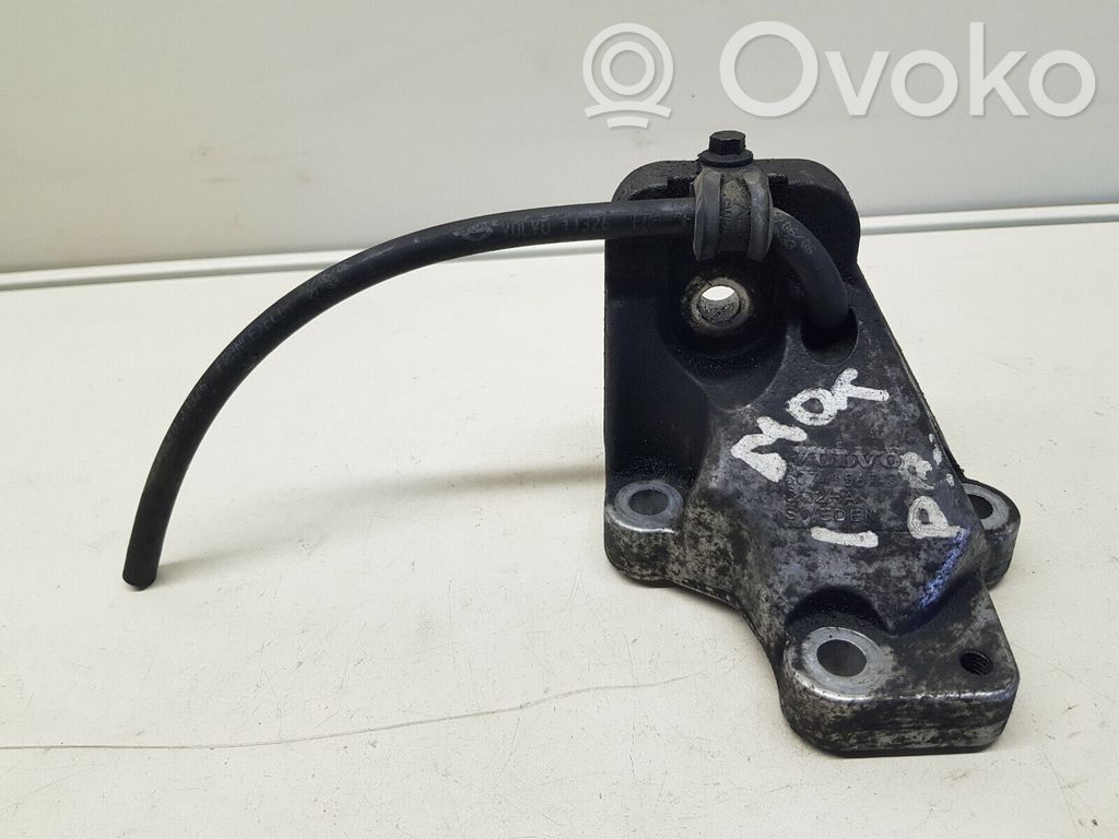 Volvo XC70 Engine mounting bracket 